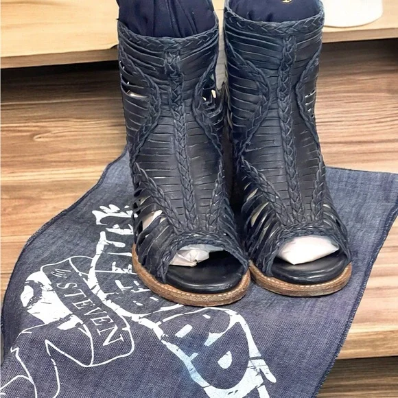 Like New!! FREEBIRD
Bela Navy Multi Leather Sandals - Picture 2 of 8